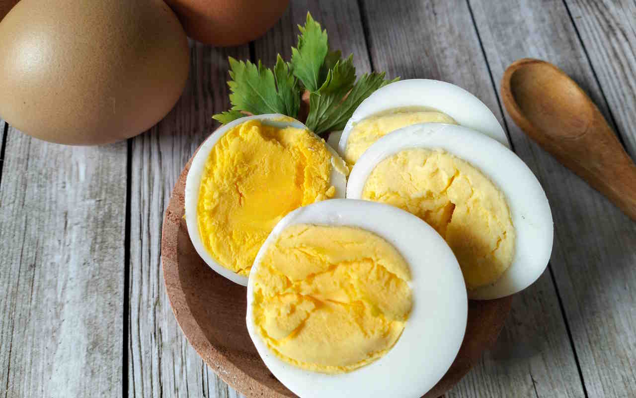 Kāpēc nekādā gadījumā nedrīkst ielikt karstus vārītus olas aukstā ūdenī: profesionāļu atbilde