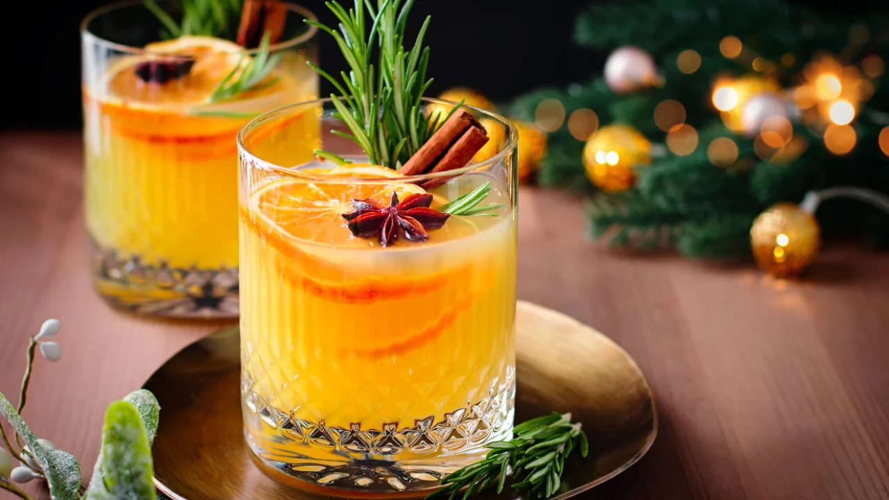 Labākie Ziemassvētku kokteiļi pēc bārmeņu domām: «Ir sastāvdaļas, bez kurām nevar iztikt».