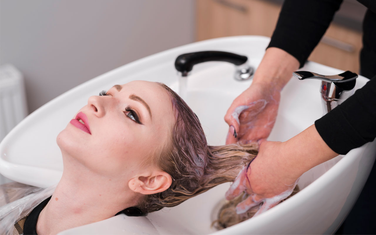 Ne reizi nedēļā, ne reizi divās dienās: dermatologs izskaidro, cik bieži jāmazgā galva.