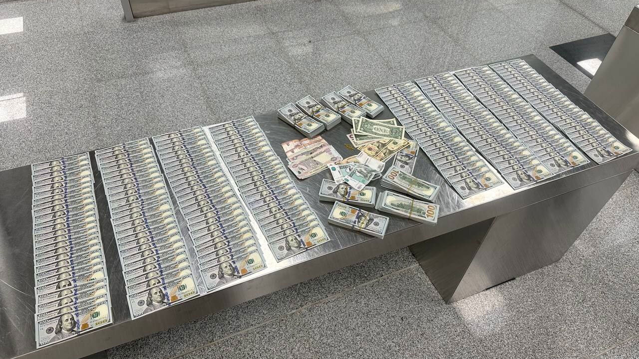 Nelegālas tiešsaistes kazino: atrasti septiņi seifi, konfiscēti 2 511 953 dolāri, zelta stieņi un juvelierizstrādājumi.