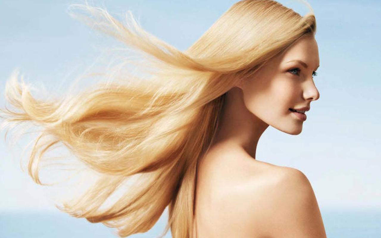 Pievienojiet šķipsniņu savam šampūnam, un jūsu mati paliks svaigi visas nedēļas garumā – vienkārša virtuves sastāvdaļa.