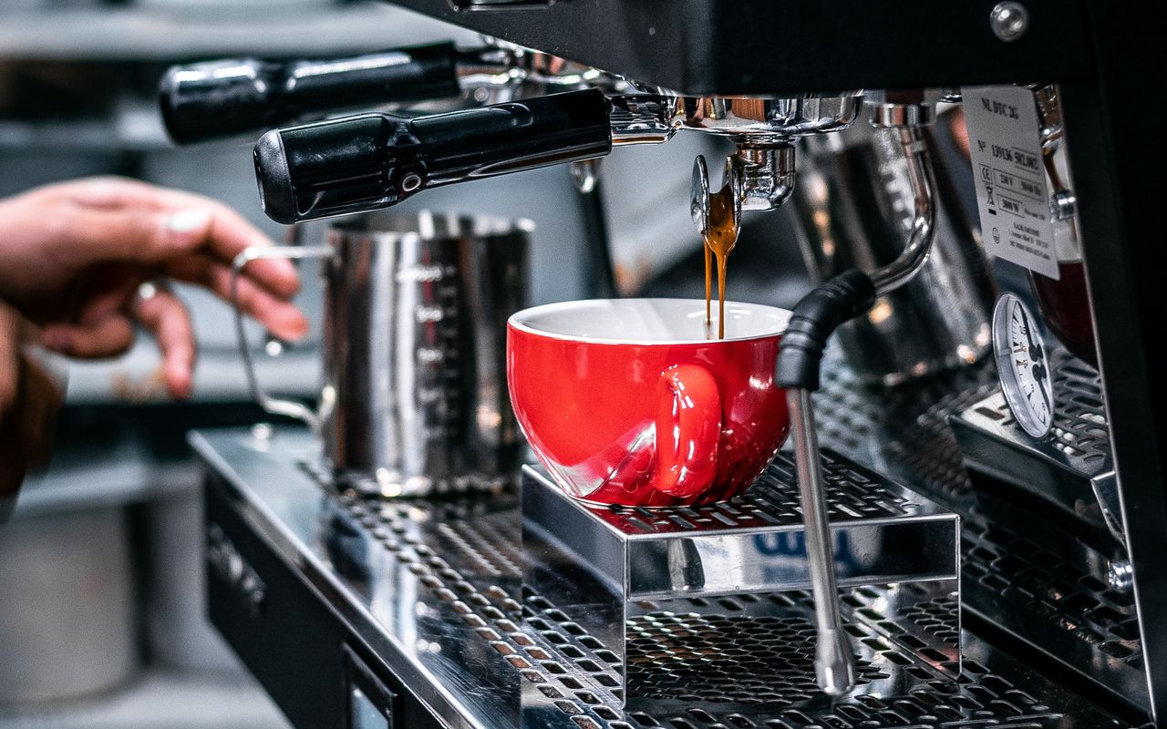 Kāpēc ir svarīgi atstāt vāku atvērtu, pagatavojot kafiju latviešu kafijas automātā: baristas noslēpums