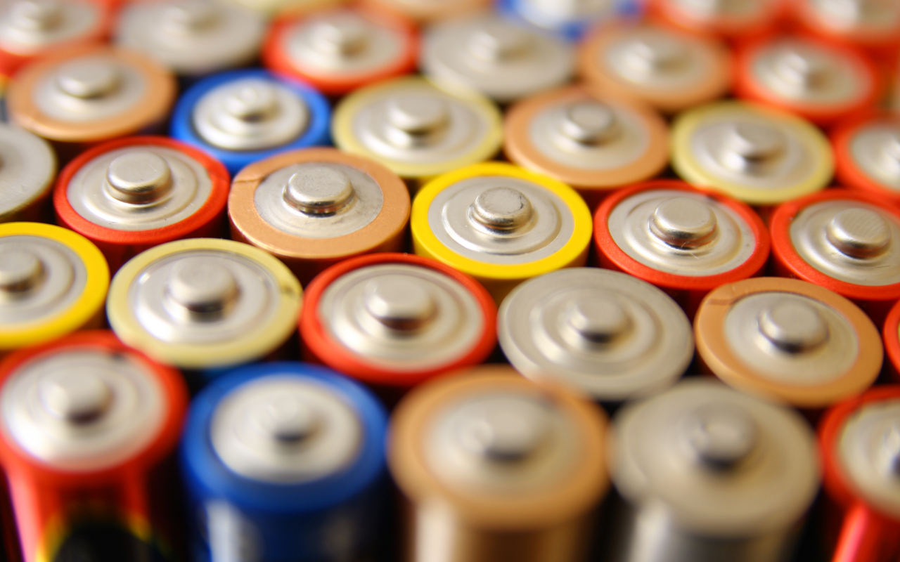 Ja jūsu mājās ir uzkrājušās vecas baterijas, jums ir īsts dārgums: kāpēc un kā tās pārstrādāt, izmantojot šo brīnišķīgo ideju.