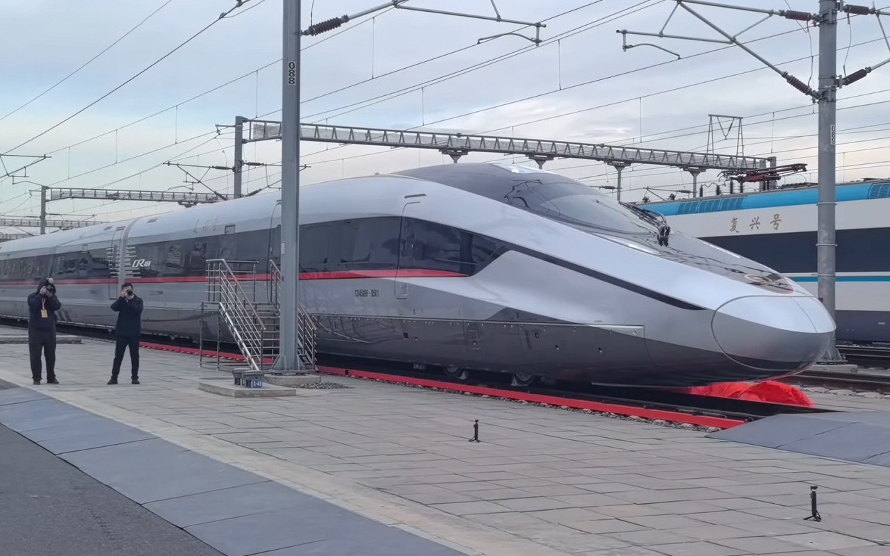 Šis magnētiskā spilvena vilciens, kas pārvietojas ar ātrumu 1000 km/h, 60 minūtēs nobrauks ceļu no Buenosairesas līdz Brazīlijas robežai pa zemspiediena tuneļiem.