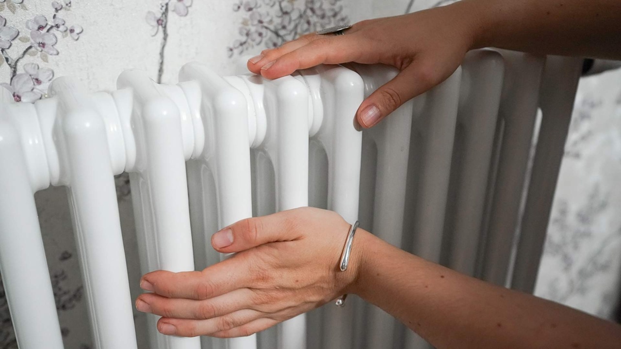 Kāpēc nevajadzētu ieslēgt pārāk augstu apkures temperatūru: «Ideālā temperatūra mājā ir no 19 līdz 23 grādiem».