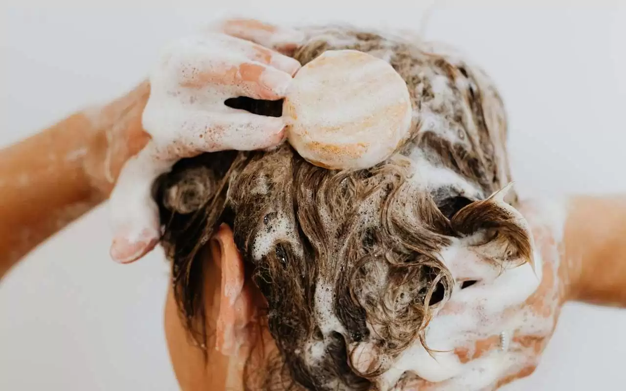 Ne reizi nedēļā, ne reizi divās dienās: dermatologs izskaidro, cik bieži jāmazgā galva.