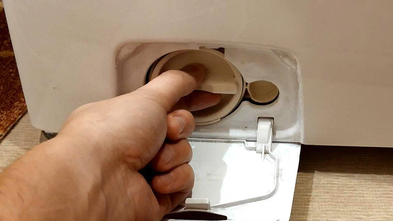 Kā iztīrīt veļas mašīnas filtru, lai novērstu pūkainības veidošanos un nepatīkamu smaku tīrā apģērbā.