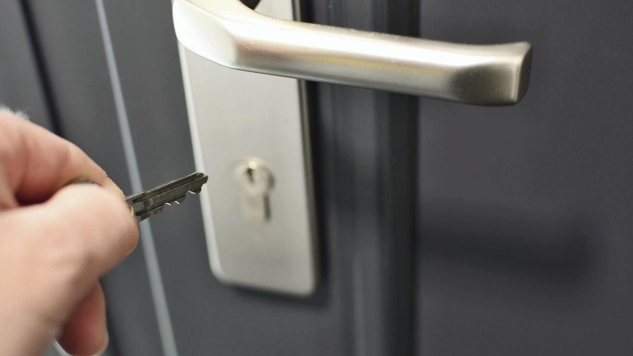 Kāpēc nedrīkst atstāt atslēgu slēdzenē uz nakti?