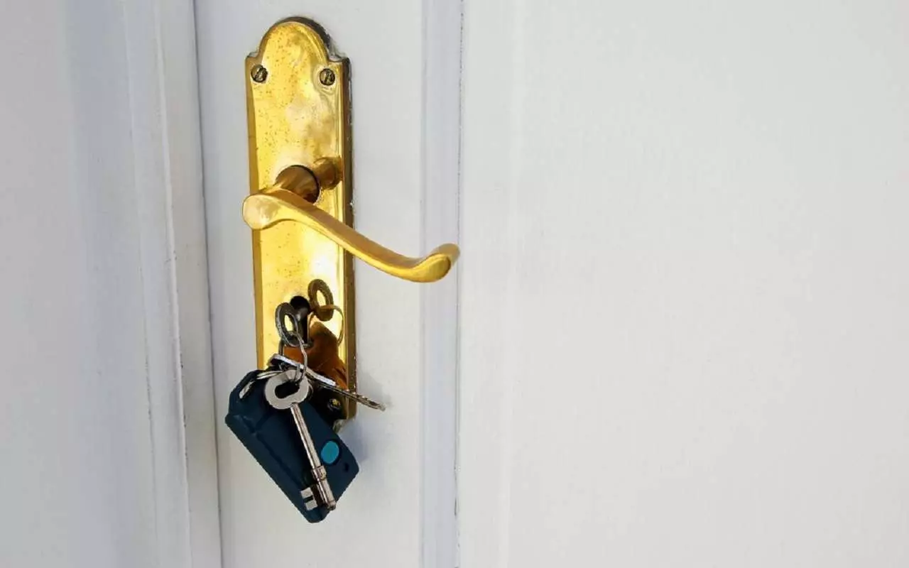 Aizslēgt durvju atslēgu nakts laikā šķiet vilinoši, bet tā ir slikta ideja.