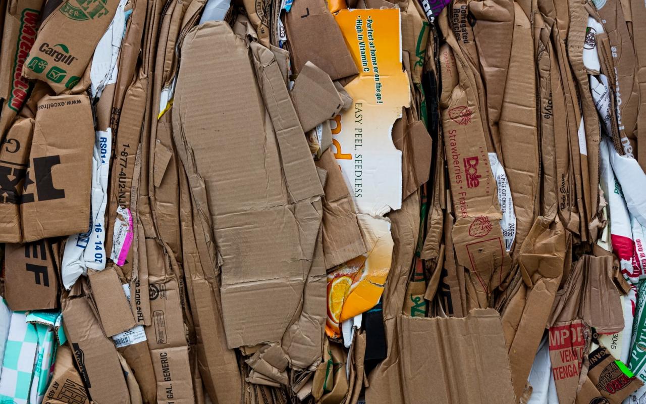 Kartona pārstrāde atkal ir modē: kā to izmantot telpas dekorēšanai.