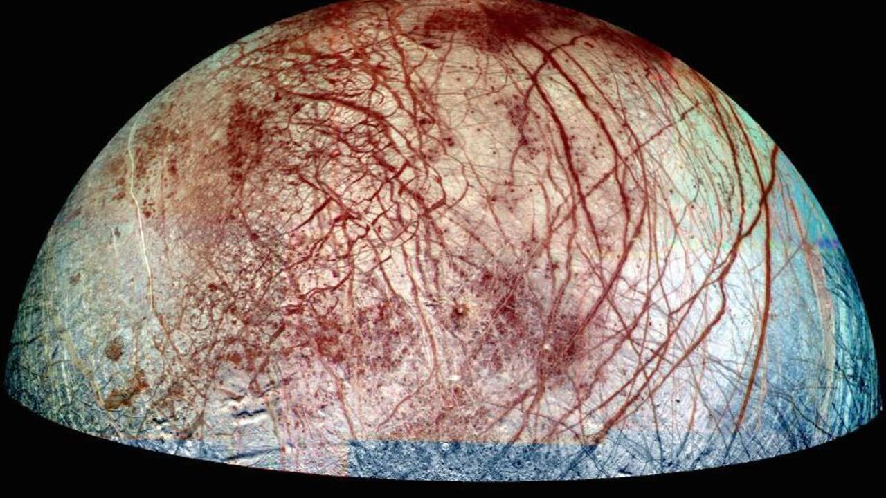 Uz Jupitera pavadņa Eiropas virsmas tika pamanīts milzīgs melns “zirnekļveidīgs objekts”.