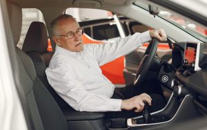 Vairāk nekā 75 gadus veciem cilvēkiem vairs netiek izsniegtas autovadītāja apliecības: valdība aizliedz pagarināt apliecības tiem, kas neatbilst šai prasībai.