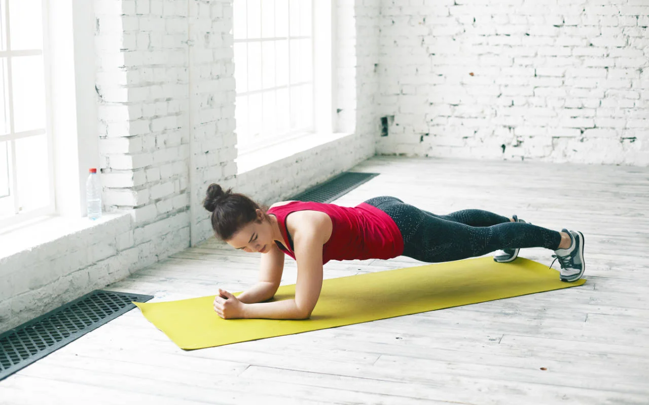 Vingrinājumi, kas jāveic katru dienu mājās bez aprīkojuma, lai uzturētu normālu svaru.