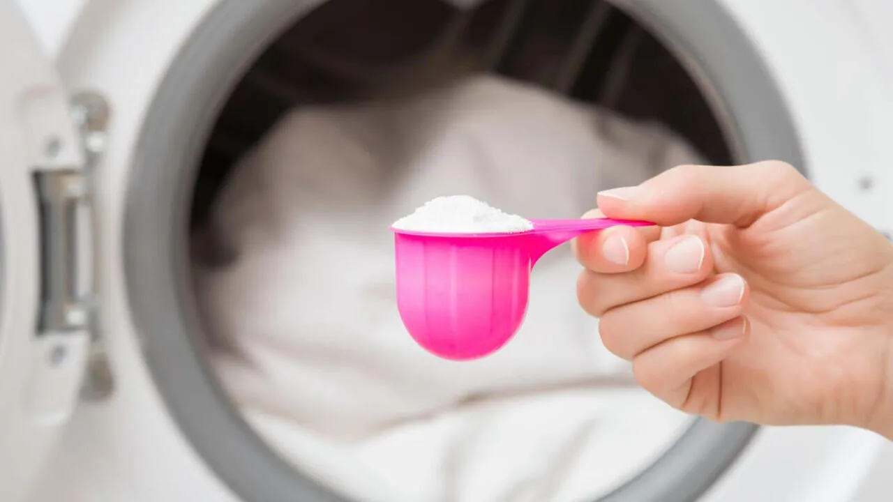 Pievienojiet tējkaroti sāls veļas mašīnā: kāpēc tas ir ieteicams un kādas priekšrocības tas sniedz.