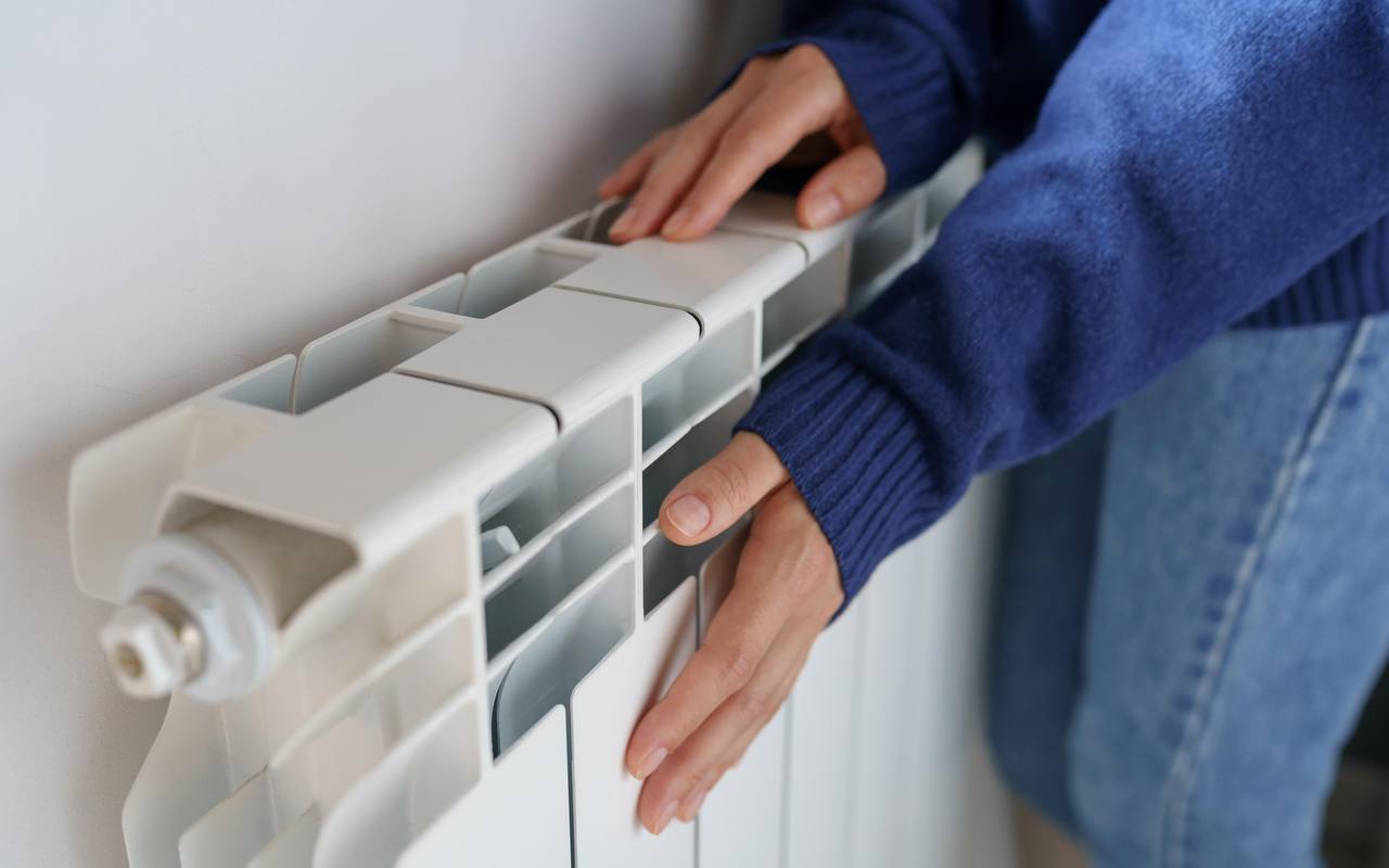 Kāpēc radiatori ir auksts apakšā? Šis vienkāršais paņēmiens atrisina nevienmērīgas sildīšanas problēmu.