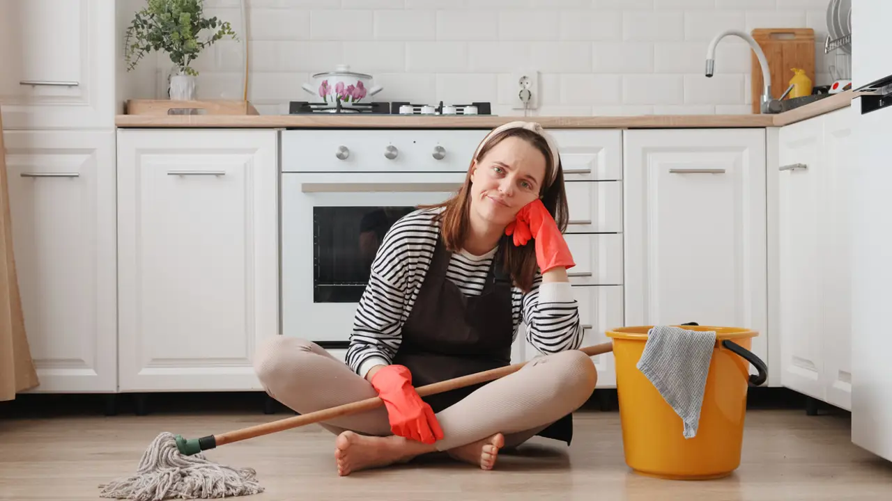 Vairs nav nepieciešams meklēt: labākais veids, kā iztīrīt traukus, lai tie svētku laikā izskatītos kā jauni.
