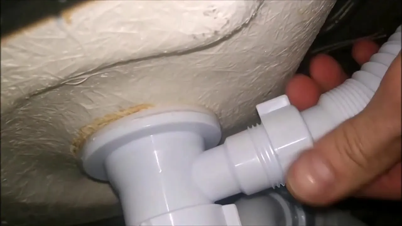 Kā iztīrīt vannas istabas sifonu: katram jāzina, kā atbrīvoties no nepatīkamās smakas un dezinficēt sifonu.