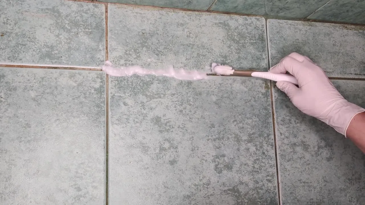 Kā balināt un tīrīt flīžu šuves vannas istabā