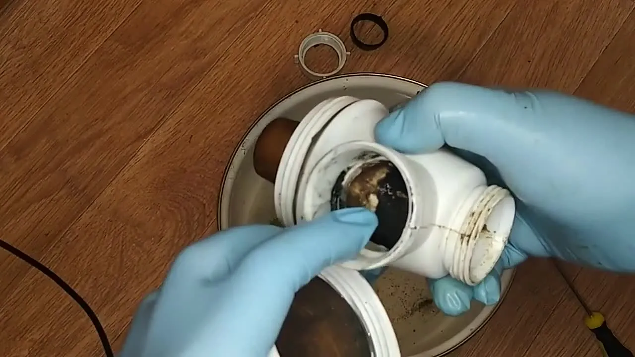 Kā iztīrīt vannas istabas sifonu: katram jāzina, kā atbrīvoties no nepatīkamās smakas un dezinficēt sifonu.