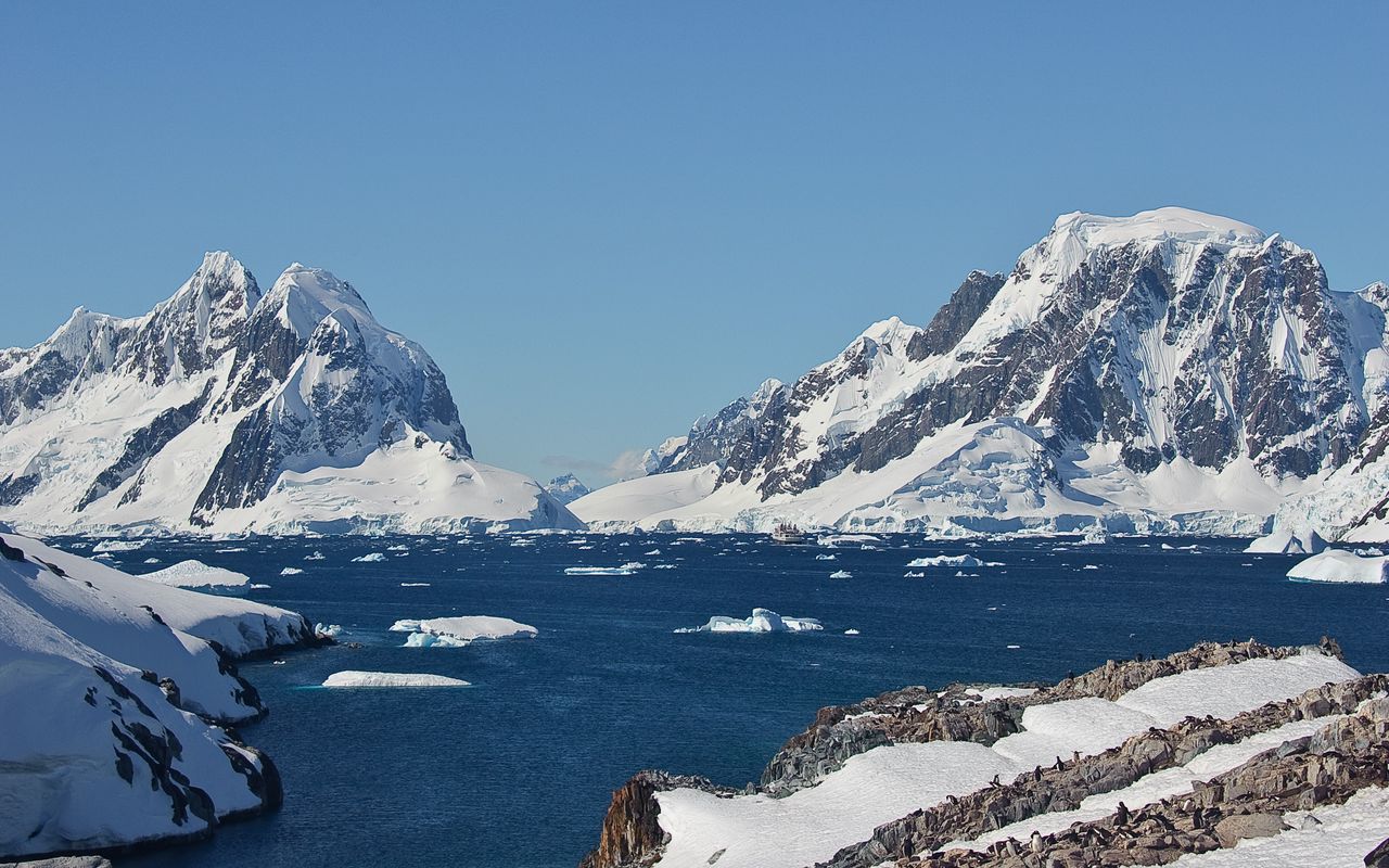 Starp mītu un zinātni: tā ir Terora kalna virsotne, kas paceļas virs Antarktīdas un glabā stāstus par pionieriem un neaizmirstamiem varoņdarbiem.