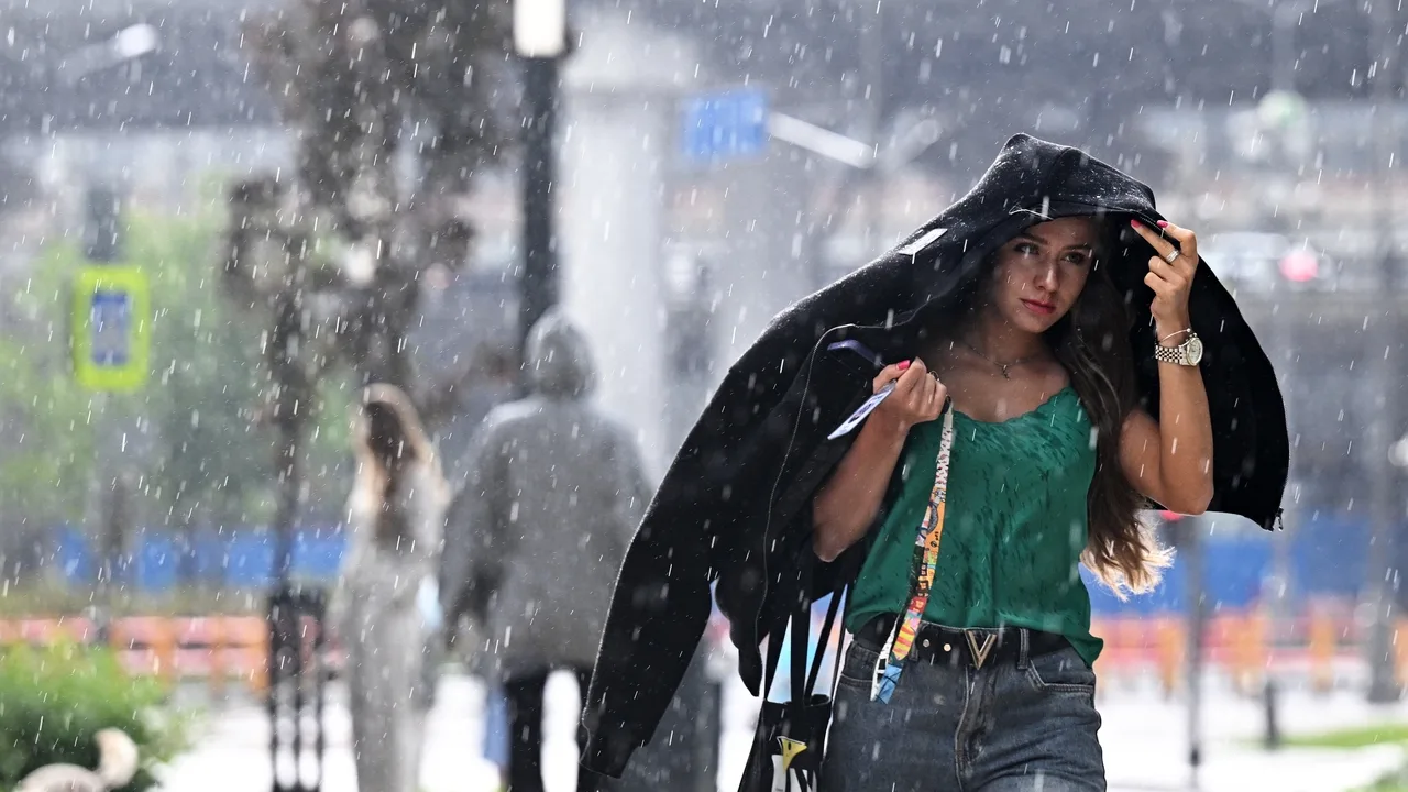 Šo svētdien visās šajās pilsētās līs lietus: jauns frontāls ciklons skars reģionu no centrālās zonas līdz galējam dienvidiem.