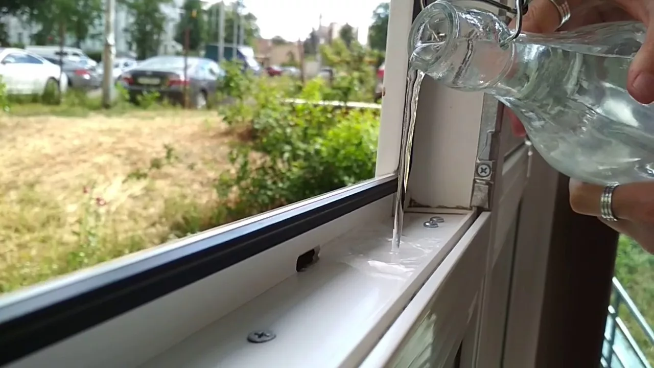 Kāpēc ir nepieciešams apsmidzināt logu sliedes ar etiķi un kāpēc tas ir ieteicams?