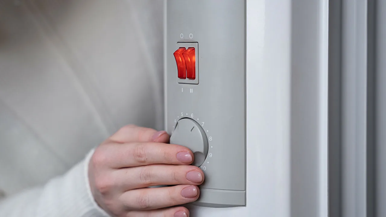 Kāpēc nevajadzētu ieslēgt pārāk augstu apkures temperatūru: «Ideālā temperatūra mājā ir no 19 līdz 23 grādiem».