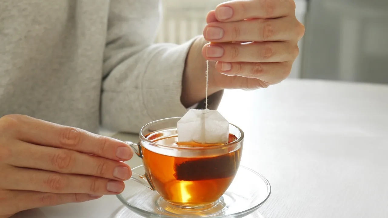 Etiķa sajaukšana ar tējas maisiņiem: kāpēc tas ir noderīgi un kāpēc tas ir ieteicams.