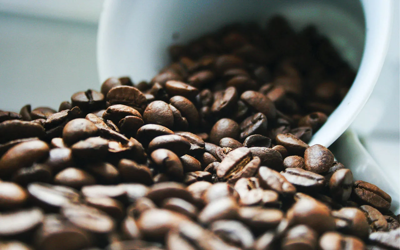 Kafija bez cukura: ieguvumi, riski un blakusparādības