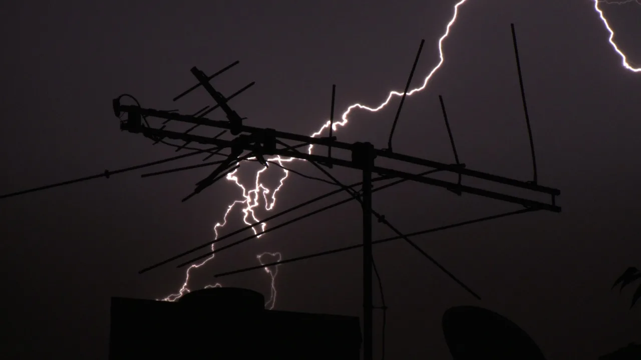 Ne lampas, ne mikroviļņu krāsnis: tie ir ierīces, kuras jāatvieno no elektrotīkla mājās negaisa laikā.