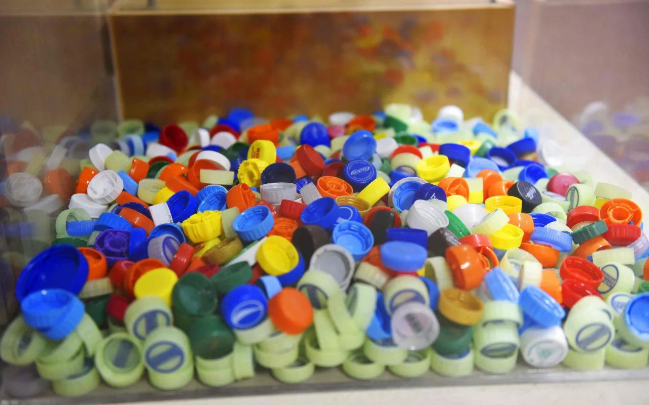 Kāds ir mērķis, piekāršot gāzēto dzērienu pudeles vāciņus dārzā, un kāpēc arvien vairāk cilvēku to dara?