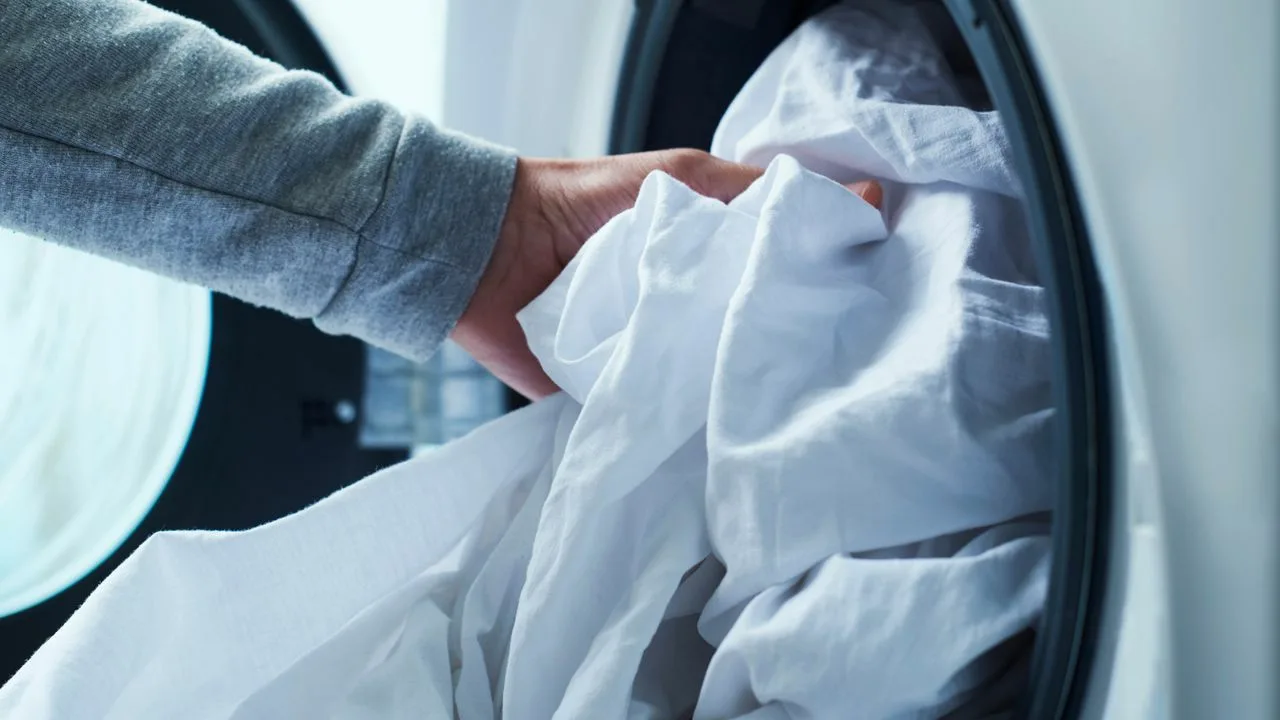 Tehnika nevainojamai tīrai baltai veļai: noņem dzeltenos traipus un atjauno izmazgātās veļas sākotnējo krāsu.