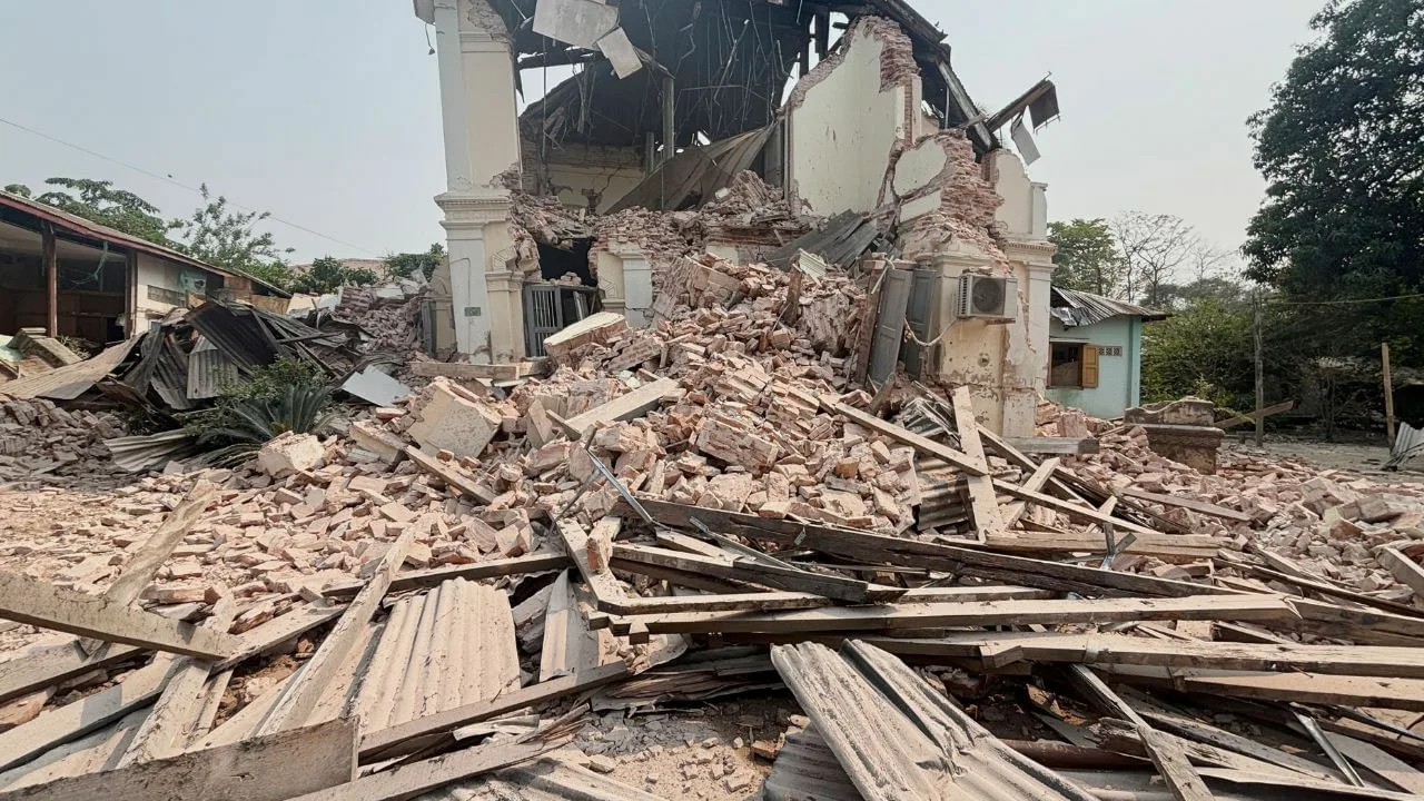 Zemestrīce enerģētikas nozarē: jaunieši izveidojuši ķieģeli, kas spēj atdzesēt pilsētas bez elektrības.