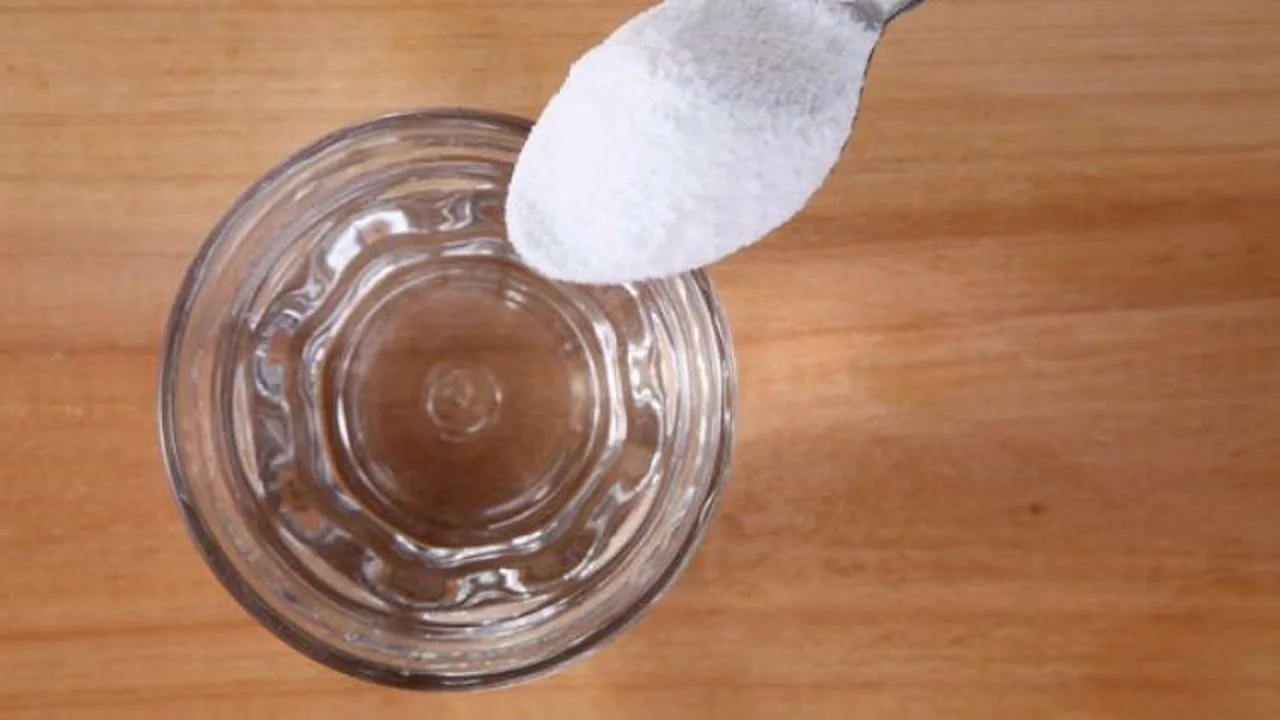 Pārtikas sodas un etiķa sajaukšana: kāpēc tas ir ieteicams un kādēļ tas ir noderīgi.