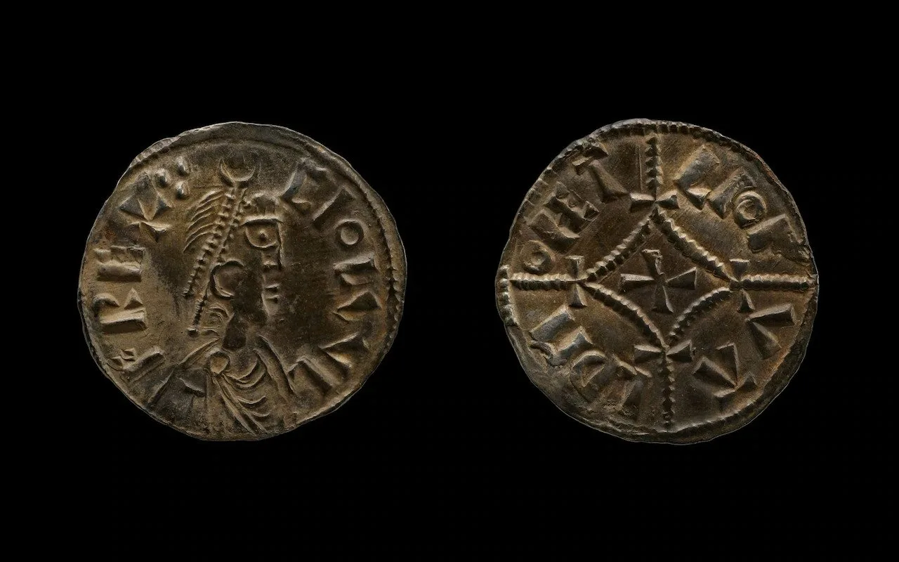 Arheologi atklājuši senu dārgumu, kas satur simtiem zelta un sudraba monētu