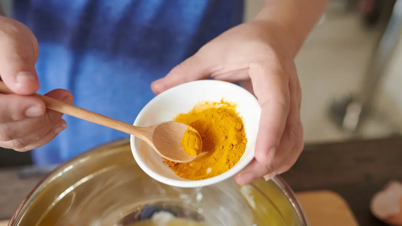 Ķīmiskā krāsošana atpūšas: kā kurkuma cīnās ar sirmiem matiem un rada laminēšanas efektu