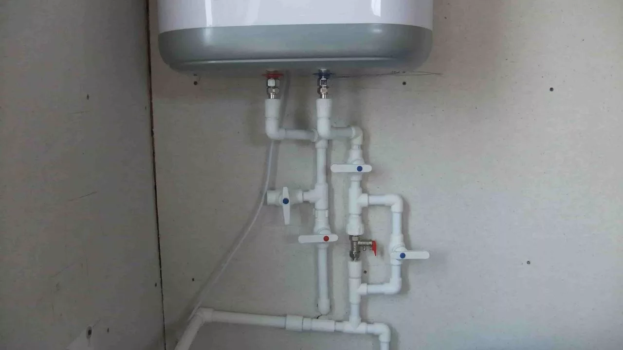 Cik bieži, pēc santehniķa domām, ir jāizlej ūdens no ūdens sildītāja?