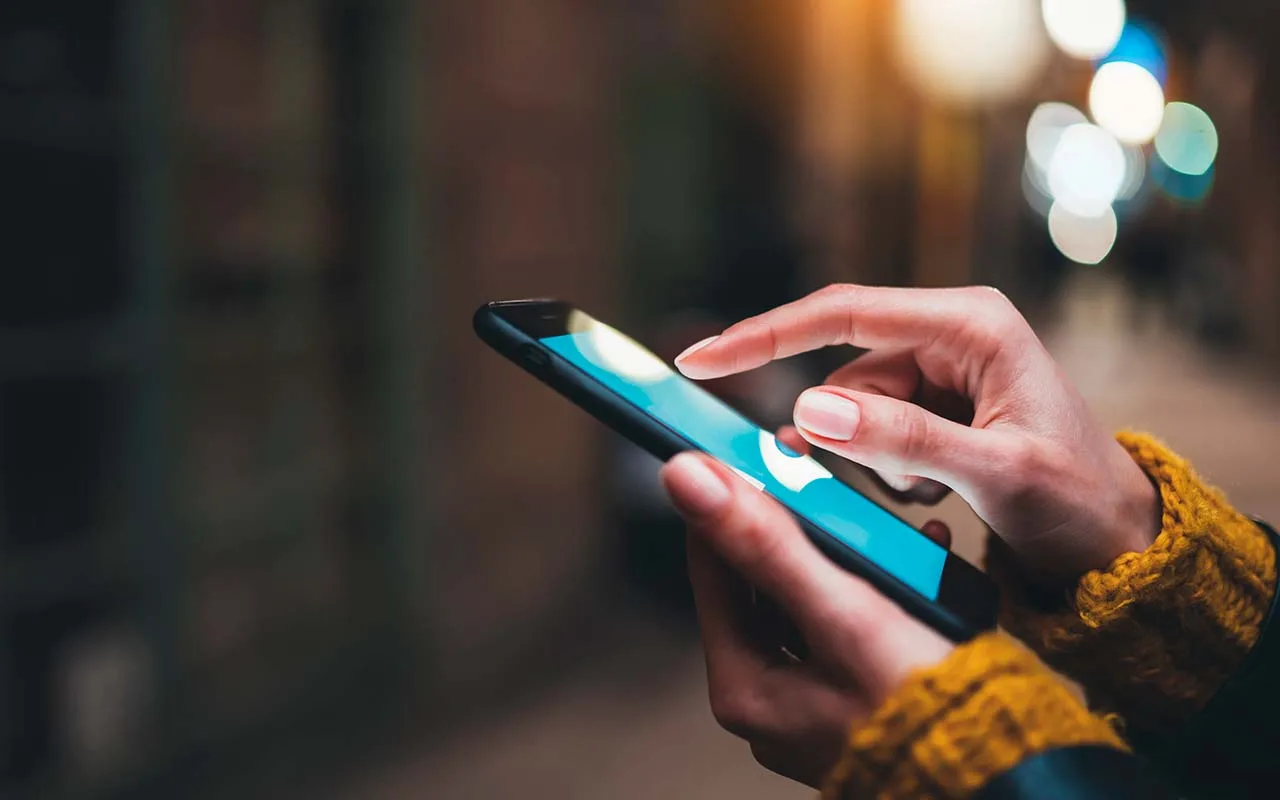 Mobilā tālruņa pārstartēšana vai izslēgšana: FIB ieteiktais aizsardzības paņēmiens pret kiberuzbrukumiem.