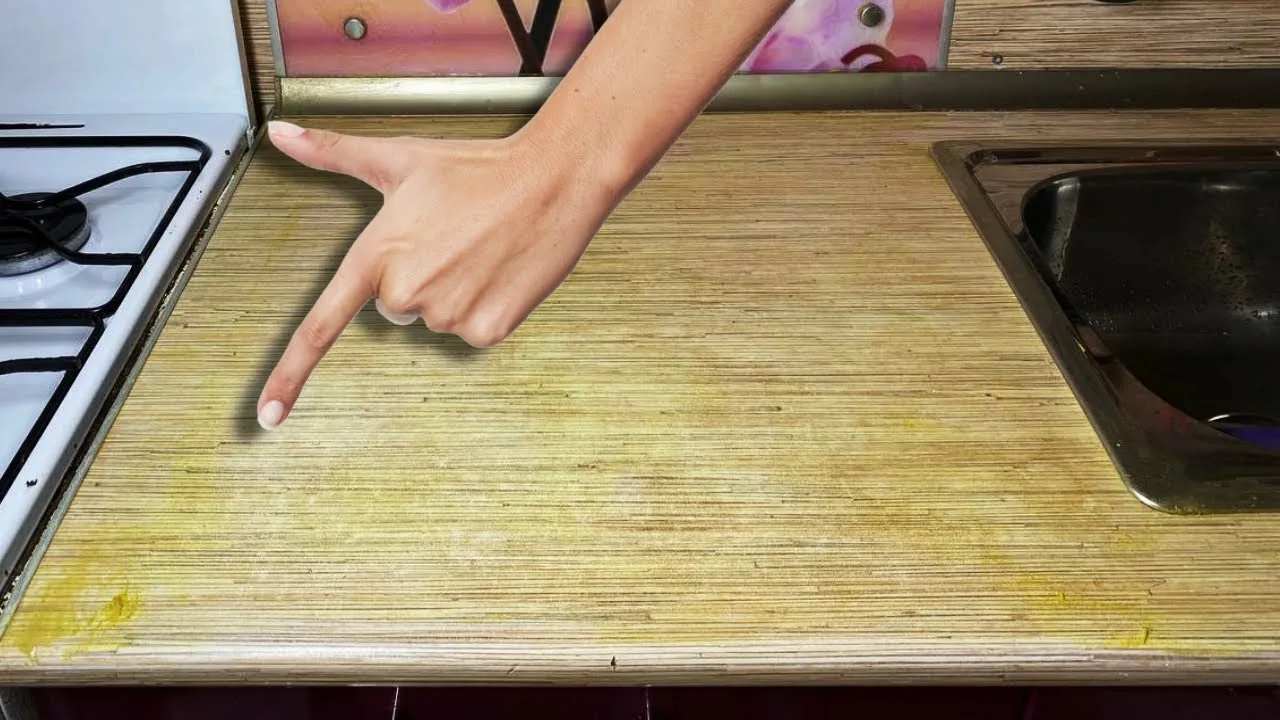 Virtuves galda virsmas berzēšana ar sīpolu: kāpēc tas ir nepieciešams un kāpēc tas ir ieteicams.