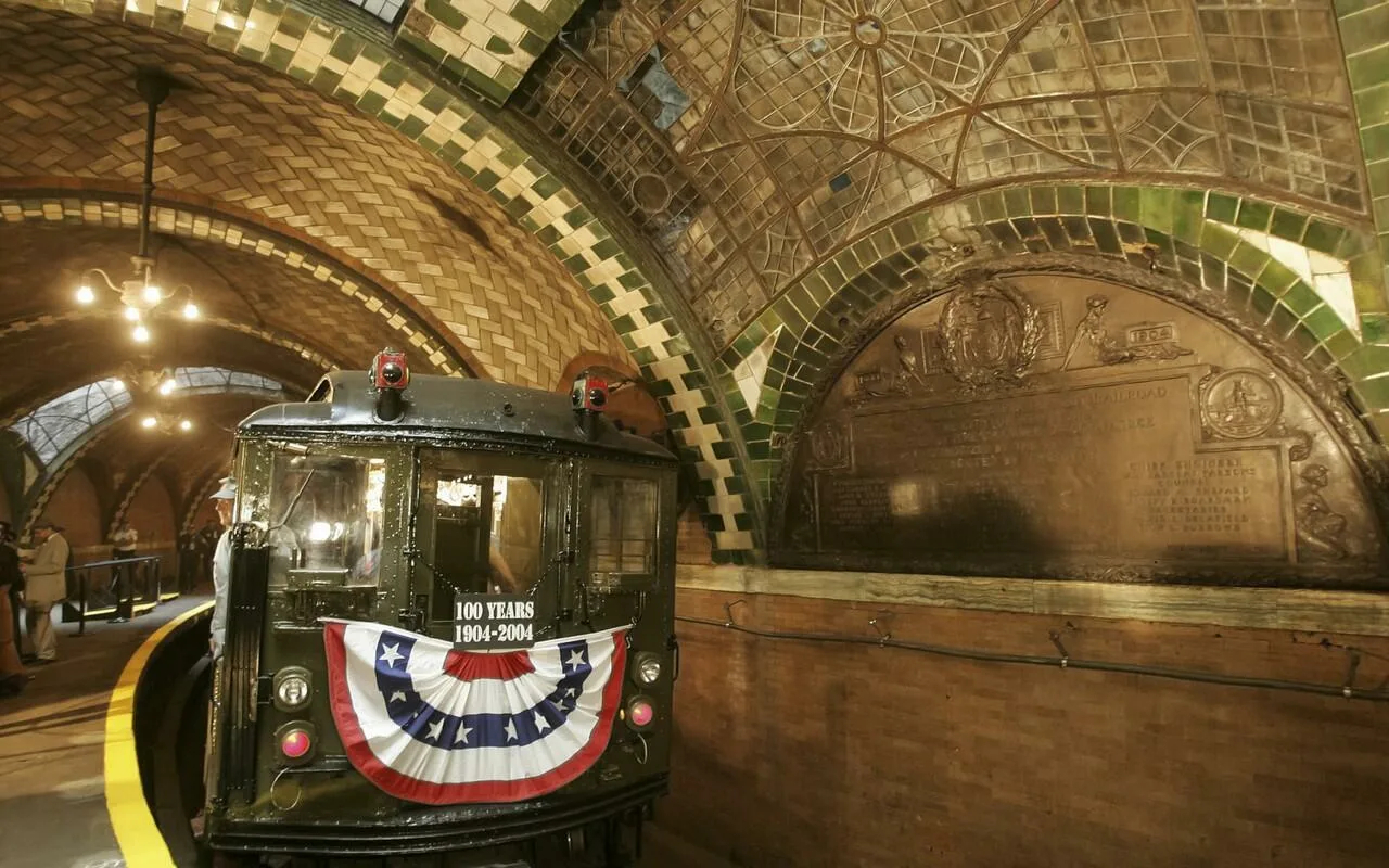 Spoku metro stacija zem pasaules bagātākās pilsētas kopš 1945. gada nav apkalpota nevienam vilcienam.