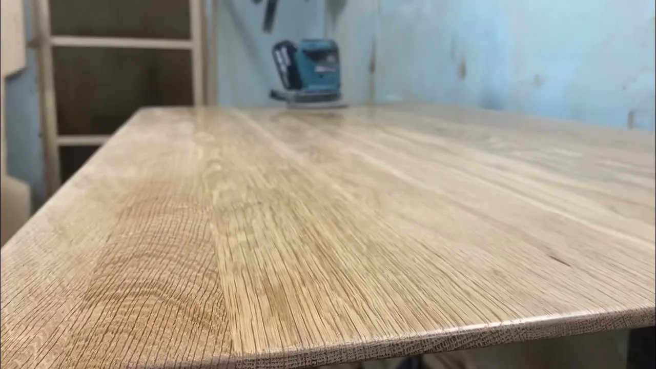 Virtuves galda virsmas berzēšana ar sīpolu: kāpēc tas ir nepieciešams un kāpēc tas ir ieteicams.