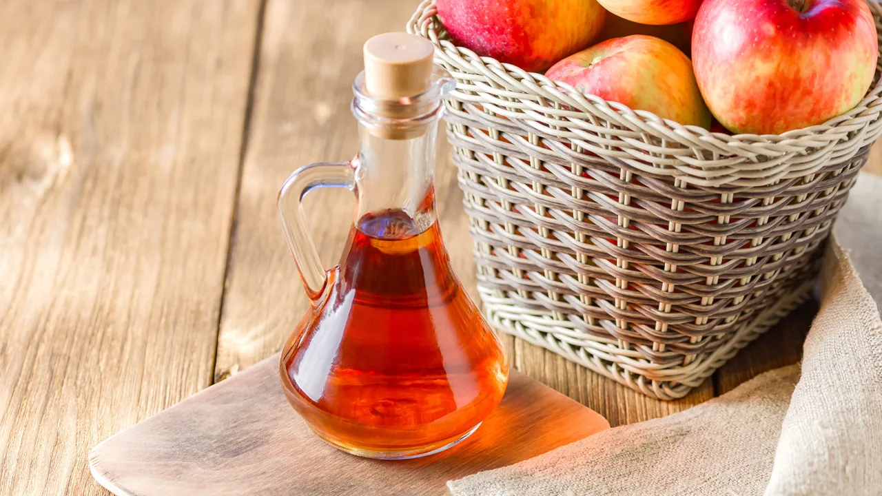 Kādas ir ābolu etiķa priekšrocības sirmiem matiem un kā to pareizi lietot?