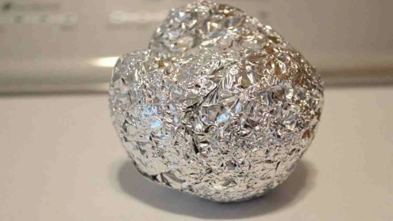 Kāds, pēc ekspertu domām, ir mērķis novietot alumīnija folijas bumbu uz balkona?