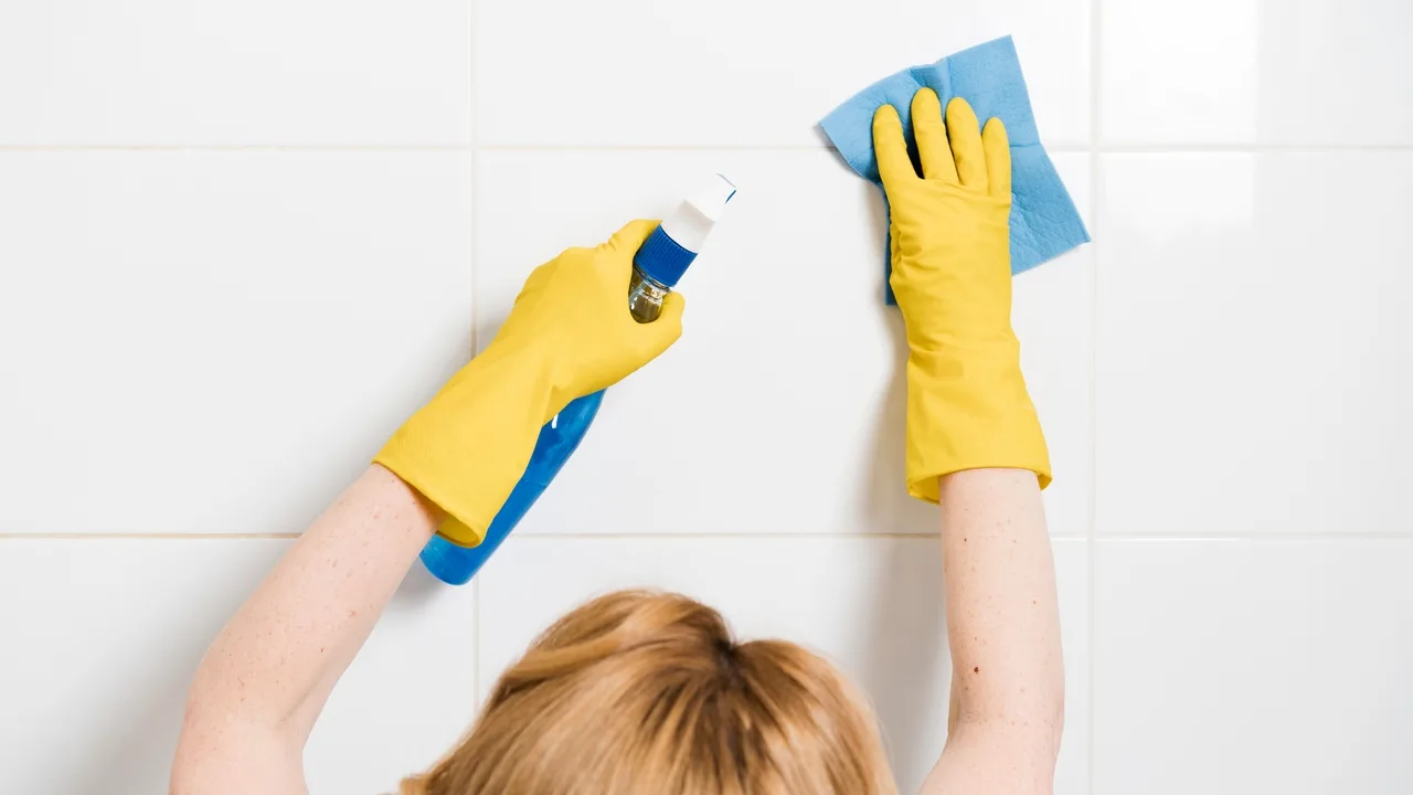 Kā balināt un tīrīt flīžu šuves vannas istabā