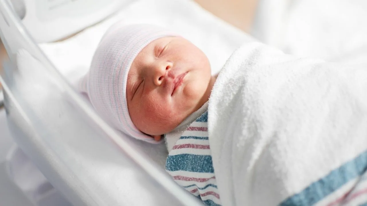 Likums par civilstāvokļa reģistrēšanu ir atcelts: tagad mātes var pieprasīt, lai viņu bērni no dzimšanas lietotu viņu uzvārdu.