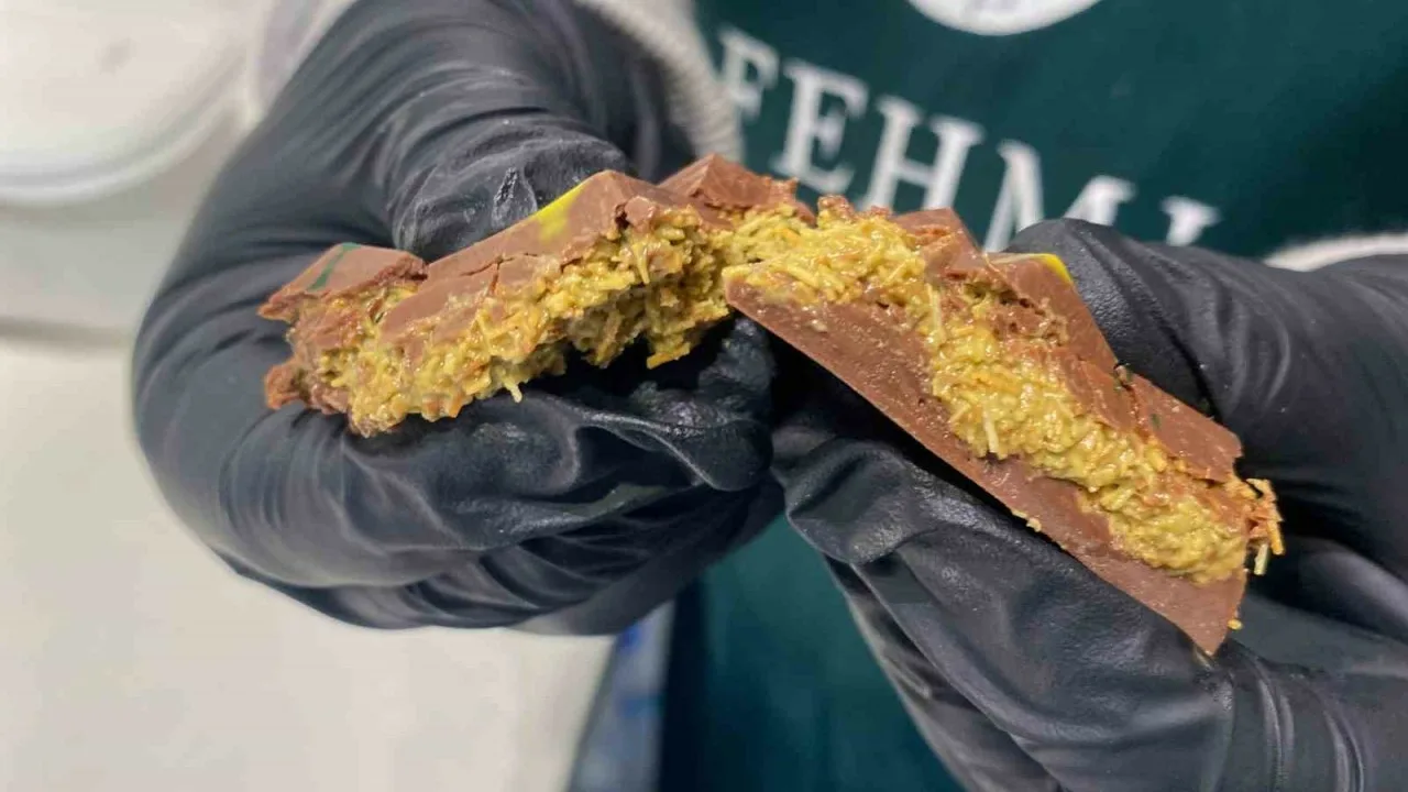 Vairs nekādu Dubajas šokolādes konfektes un zelta gildes: visvairāk kaitinošās gastronomiskās tendences 2025. gadā.