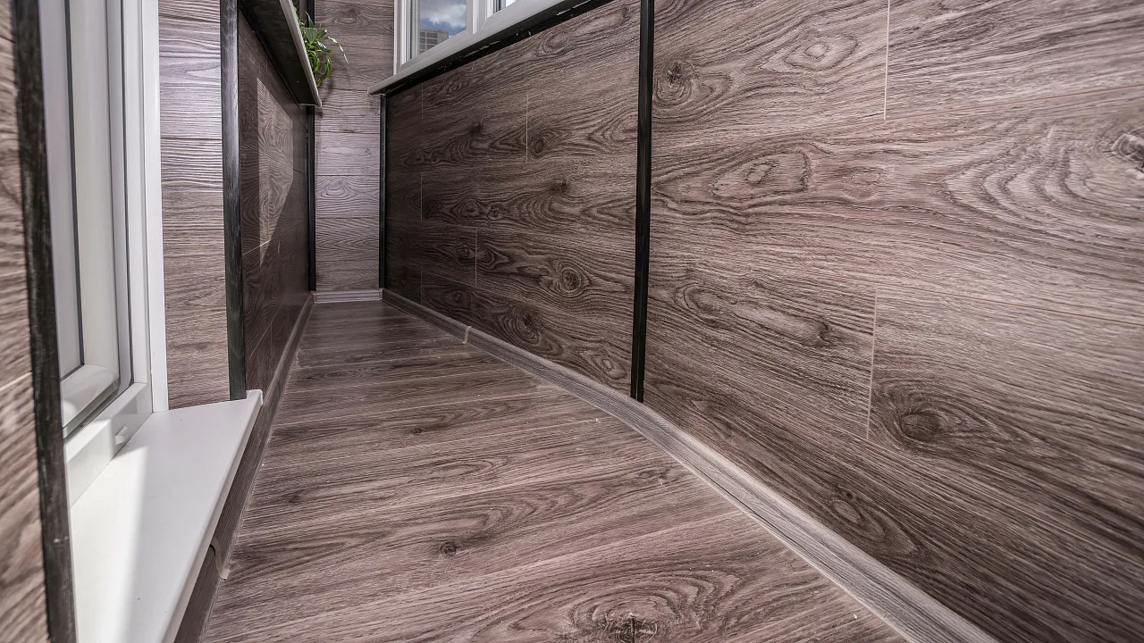 Ūdens izsmidzināšana ar pārtikas sodu uz balkona: kāpēc tas ir nepieciešams, kā to lietot un kādas priekšrocības tas var sniegt.