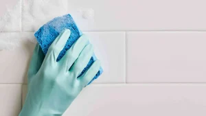 Vienkāršs noslēpums, kā iztīrīt flīzes vannas istabā: tās izskatīsies kā jaunas.