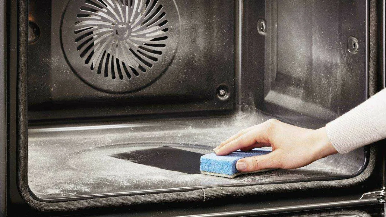 Ne pirolīze, ne ķimikālijas: labākais līdzeklis krāsns tīrīšanai dažās minūtēs atrodas jūsu virtuvē.