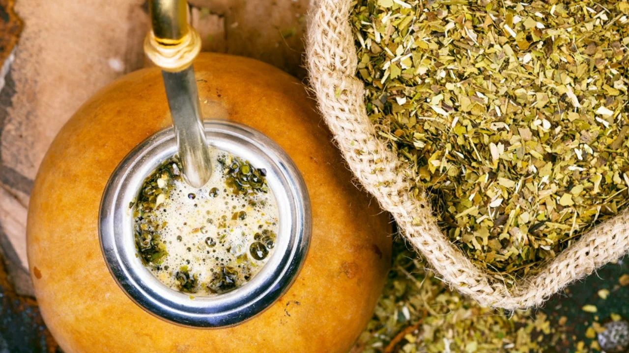 Atvadieties no noguruma: zāles, ko var pievienot dzērienam, lai palielinātu enerģiju un koncentrēšanās spējas.